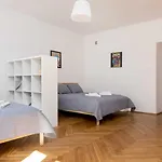 Royal Route For 10 People By Bookinghost Apartman Varsó