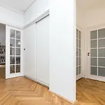 Royal Route For 10 People By Bookinghost Apartman *