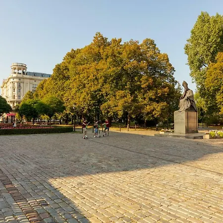 Royal Route For 10 People By Bookinghost